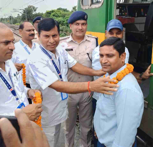 बड़हिया स्टेशन पर शुरू हुआ बलिया–सियालदह एक्सप्रेस का ठहराव, यात्रियों में खुशी
